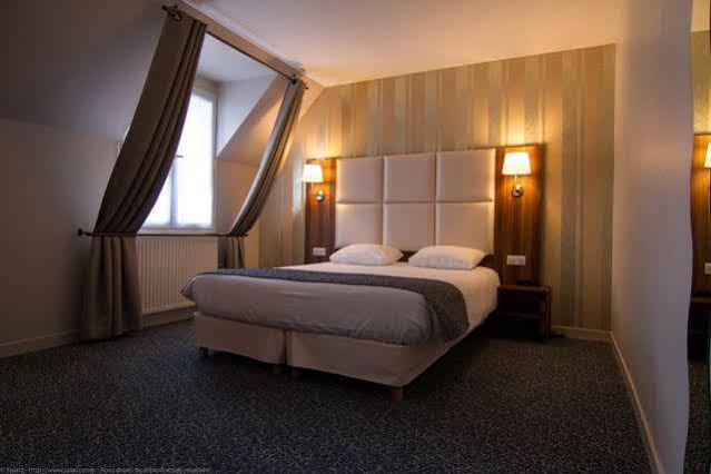 קומבור Logis Hotel Du Chateau מראה חיצוני תמונה