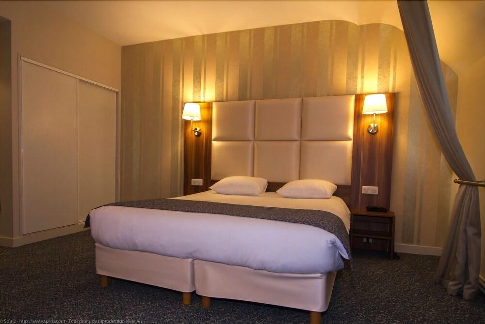 קומבור Logis Hotel Du Chateau מראה חיצוני תמונה