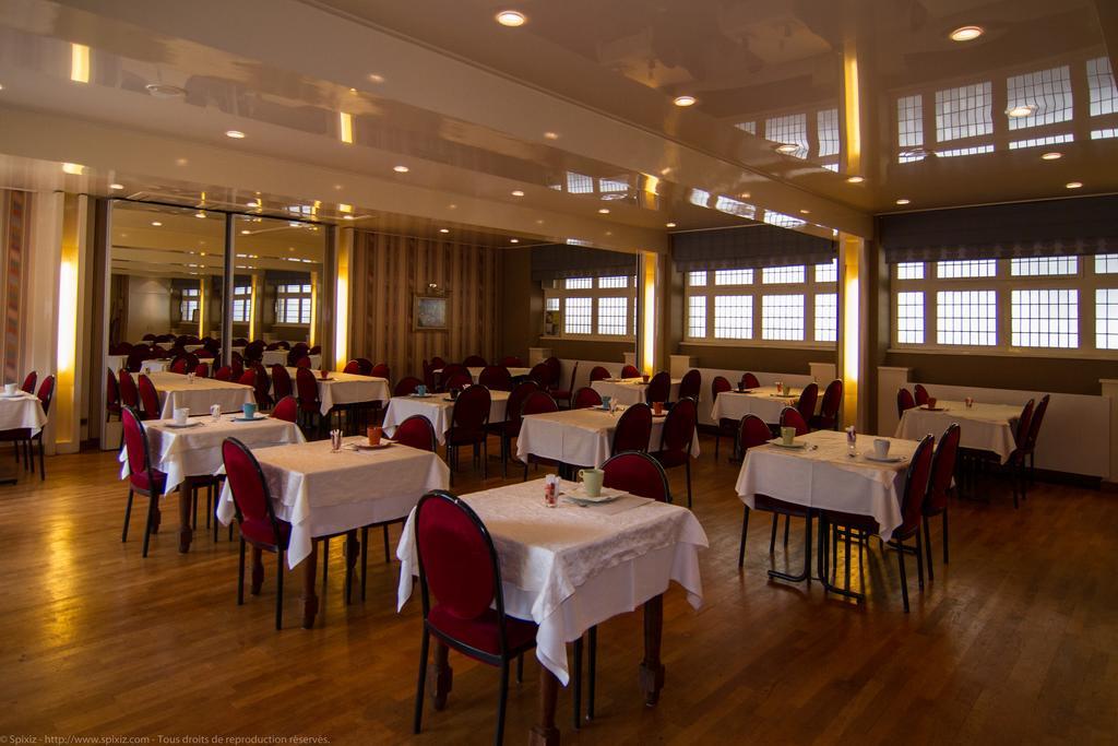 קומבור Logis Hotel Du Chateau מראה חיצוני תמונה