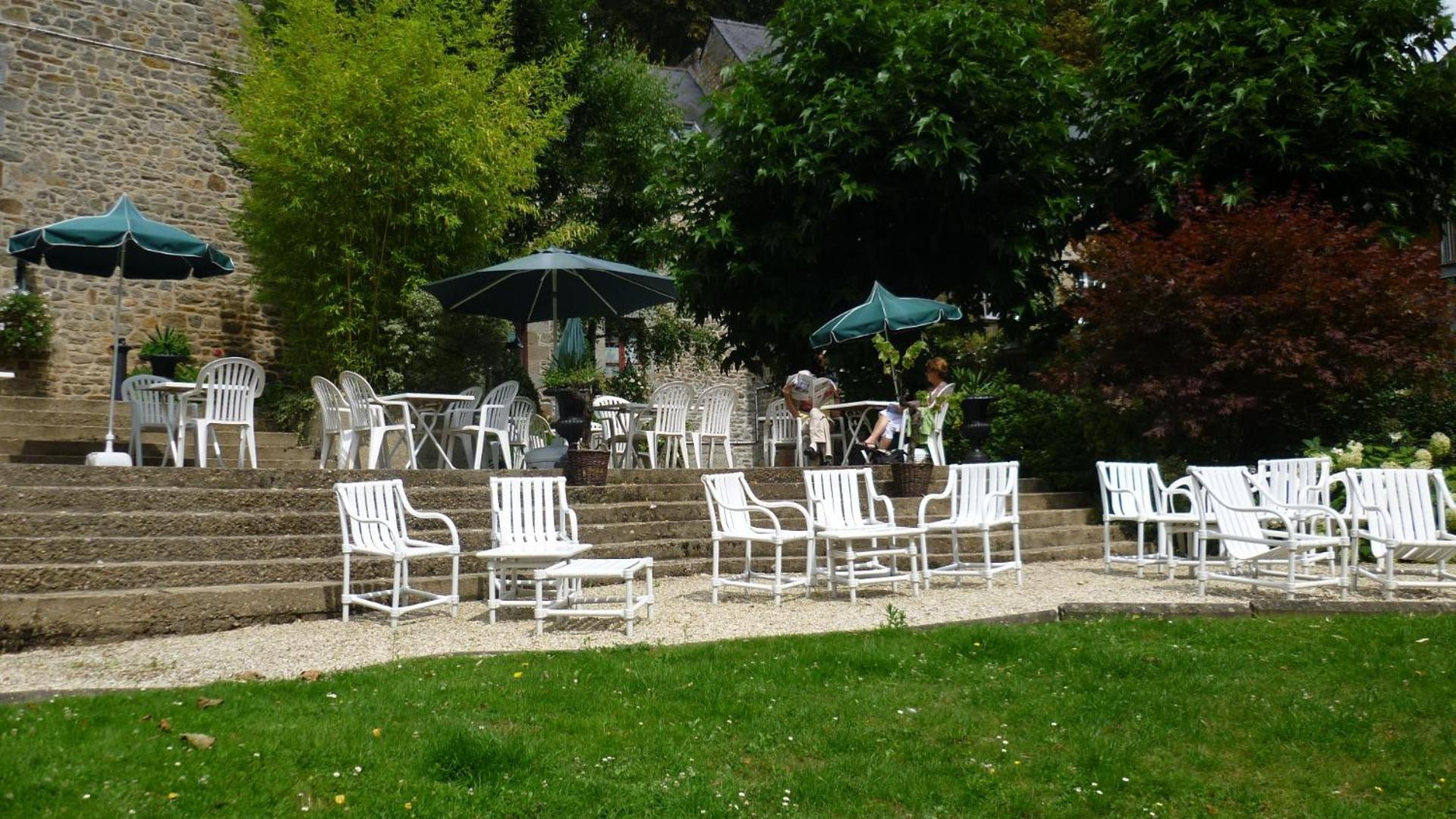 קומבור Logis Hotel Du Chateau מראה חיצוני תמונה