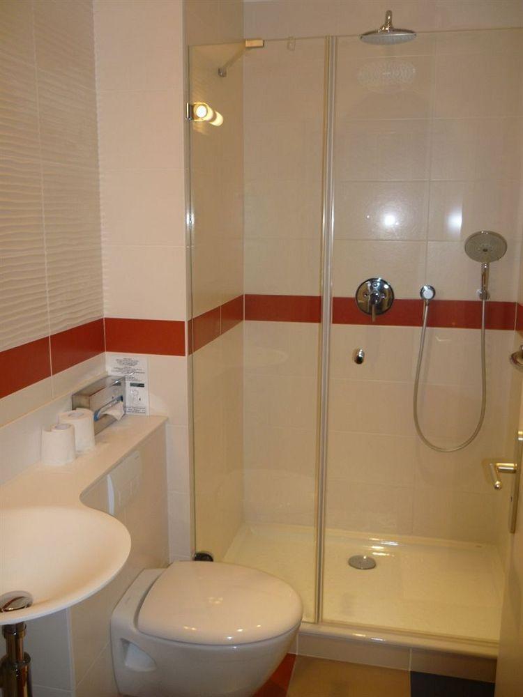 קומבור Logis Hotel Du Chateau מראה חיצוני תמונה