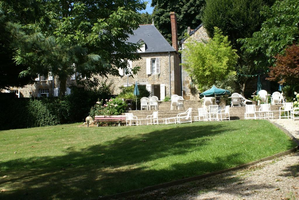 קומבור Logis Hotel Du Chateau מראה חיצוני תמונה