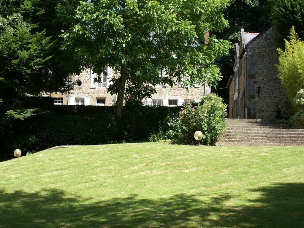 קומבור Logis Hotel Du Chateau מראה חיצוני תמונה
