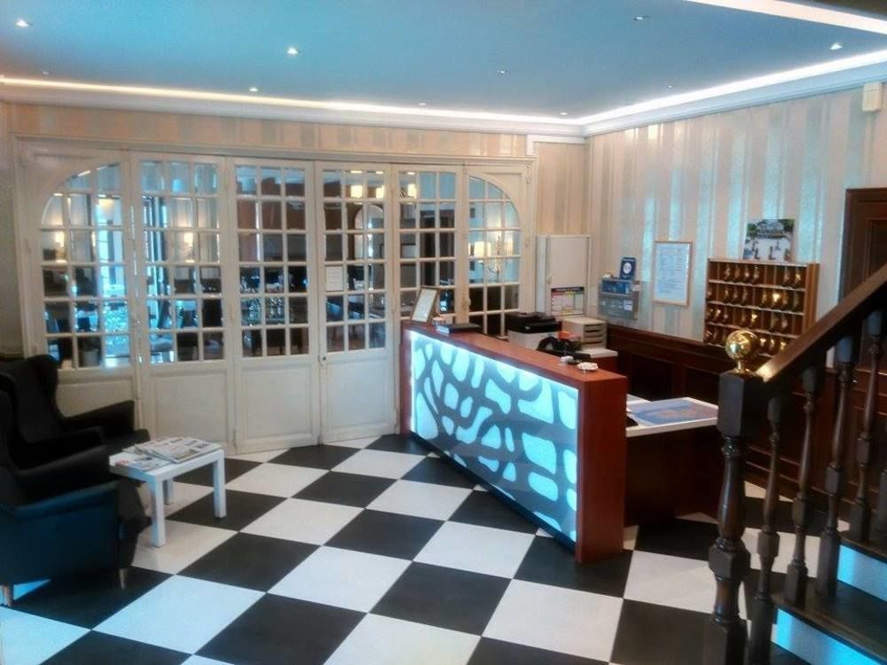 קומבור Logis Hotel Du Chateau מראה חיצוני תמונה