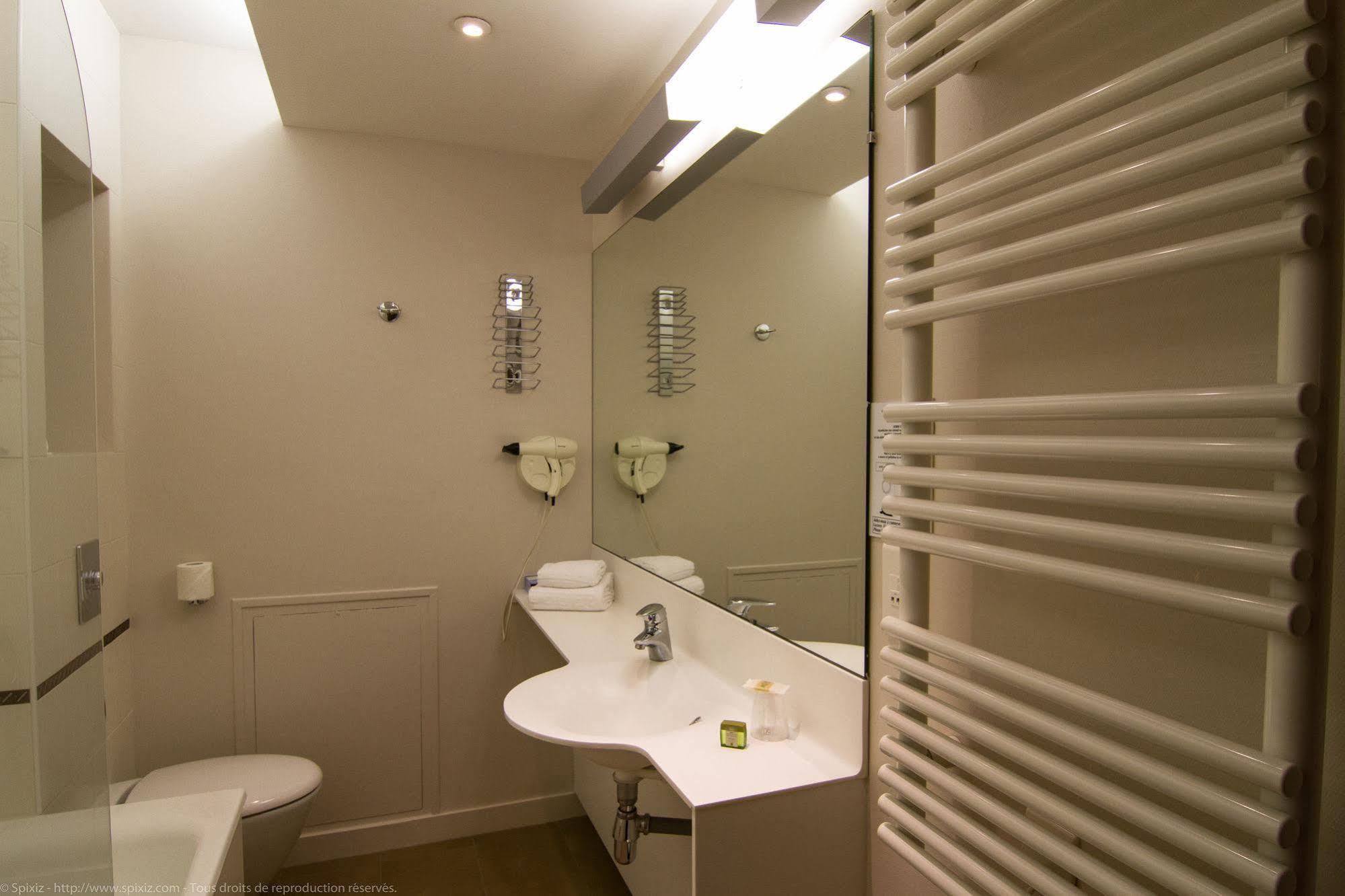 קומבור Logis Hotel Du Chateau מראה חיצוני תמונה