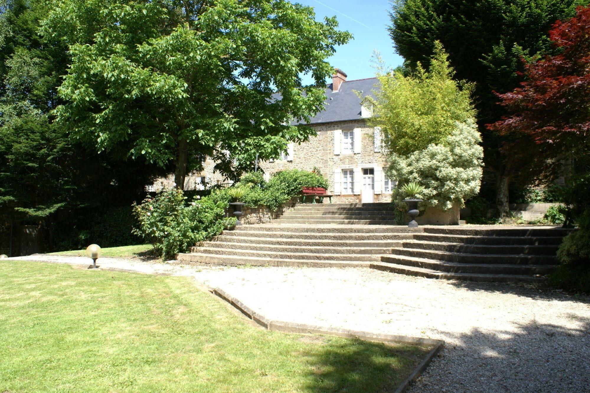 קומבור Logis Hotel Du Chateau מראה חיצוני תמונה